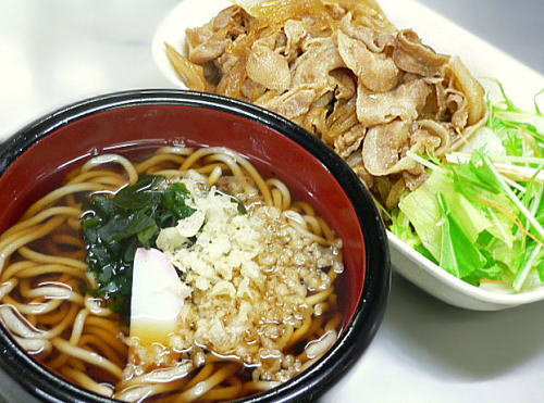 生姜焼きとたぬきうどん