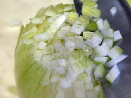 玉ねぎを回しながら、削いでいく要領で切っていきます。